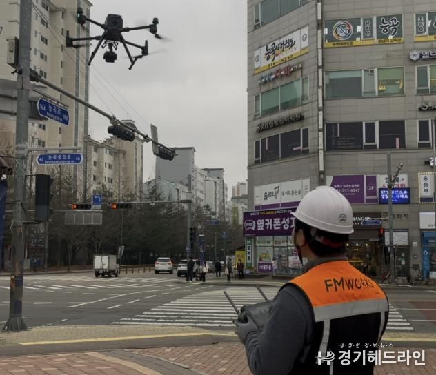 시흥시가 세계 최초로 드론과 인공지능(AI)을 결합한 옥외광고물 안전 점검 실증을 진행하고 있다