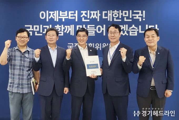 ‘특례시 지원에 관한 특별법 제정 촉구 건의문’ 전달 후 이재준 수원시장(오른쪽부터), 정명근 화성시장, 국정기획위원회 이해식 정치행정분과장, 이상일 용인시장, 행정안전부 나채목 자치분권지원과장이 함께하고 있다.