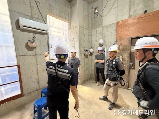 수원특례시 관계자가 경기도 외부 전문가와 함께 건설 공사장을 점검하고 있다.