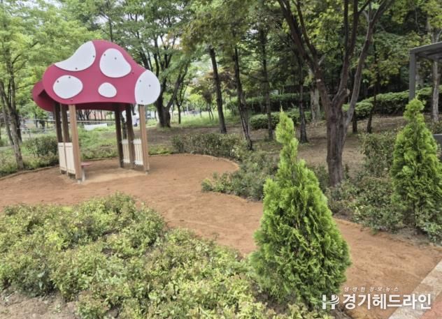 용인특례시 수지구 한빛중학교 앞 경관녹지에 조성된 유아용 '내 집 앞 맨발길'