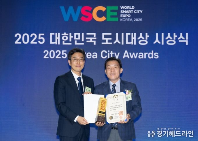 이재준 수원특례시장(오른쪽)이 ‘2025년 대한민국 도시대상’ 시상식에서 대통령상을 받고 있다.