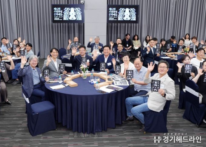 김현수 수원특례시 제1부시장(가운데)과 제4기 수원화성문화제 추진위원회 위원들이 함께하고 있다.