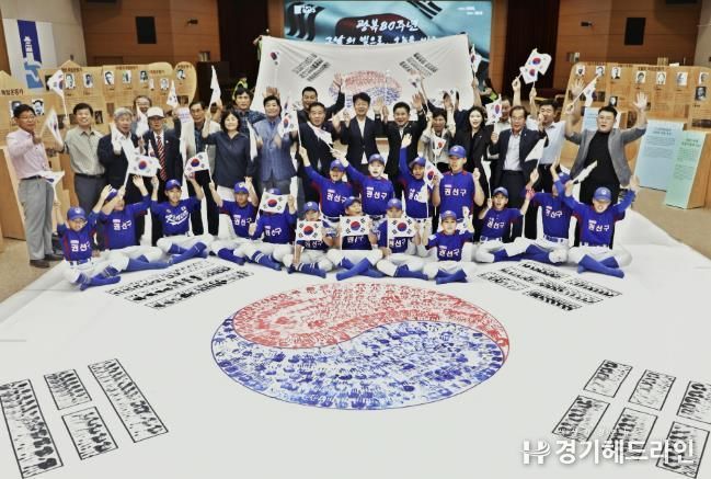 수원특례시 권선구, 광복 80주년 기념 '대형 손도장 태극기 제작'