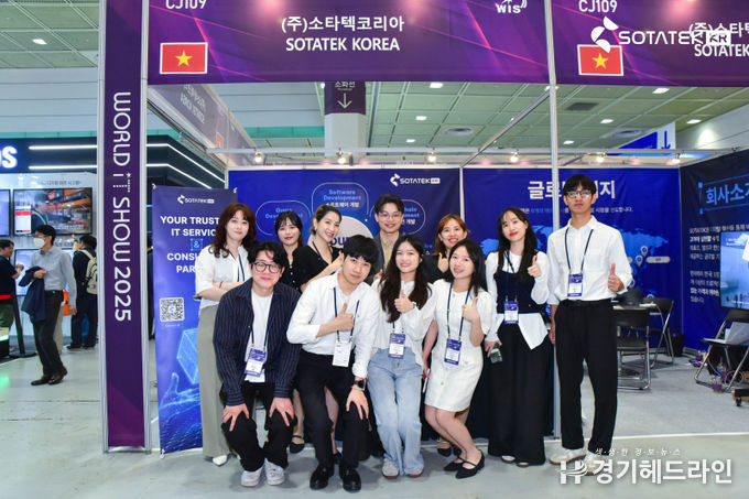 서울 역삼에 위치한 SotaTek Korea 오피스의 전문 인력 - 국내 고객사를 직접 컨설팅하고 프로젝트를 운영하는 한국인 PM, 기획자, UI/UX 디자이너 팀이다. 이들은 일반적인 오프쇼어 기업과 차별화되는 SotaTek Korea만의 강점이다.