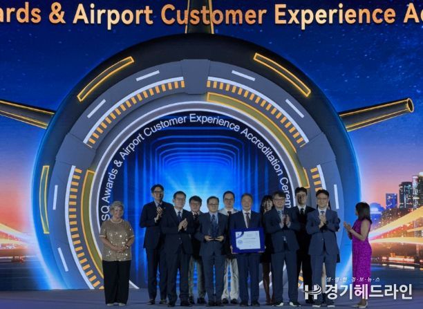 10일 중국 광저우 캔톤 페어 컨벤션 센터에서 열린 ‘제7회 공항경험 써밋(Airport Experience Summit)’에서 인천국제공항공사 이학재 사장이 수상 후 기념 촬영을 하고 있다.