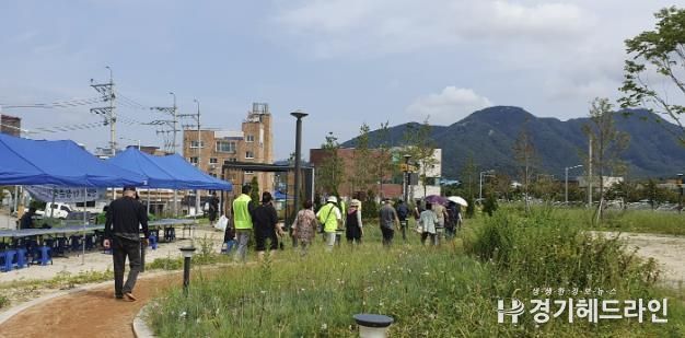 동두천시 상패동 지역사회보장협의체, 어르신들과 하반기 황톳길 걷기 사업 추진
