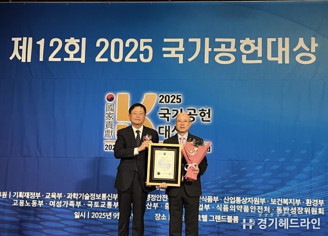 (사진 왼쪽부터) 조선비즈 심사위원장 임영균, 인천관광공사 사장 백현