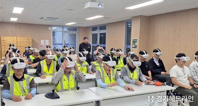 인천시설공단 송도공원사업단의 직원들이 VR 기기를 활용해 재해 상황을 가상의 공간에서 체험하고 있다.