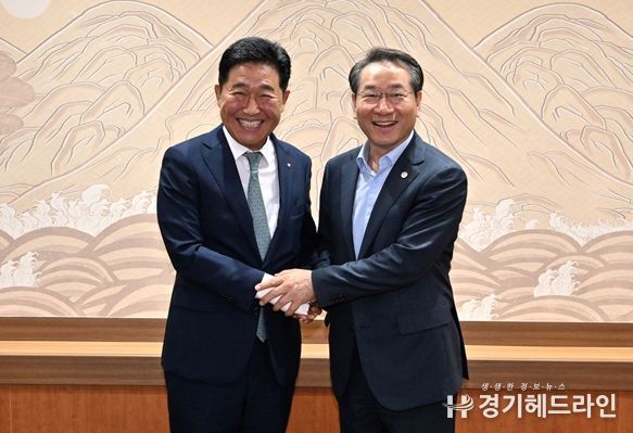 유정복시장이 박종범 세계한인경제무역협회 회장을 만나(25.7.25) 10월 개최되는 세계한인인경제인대회 추진 상황을 점검하고 있다