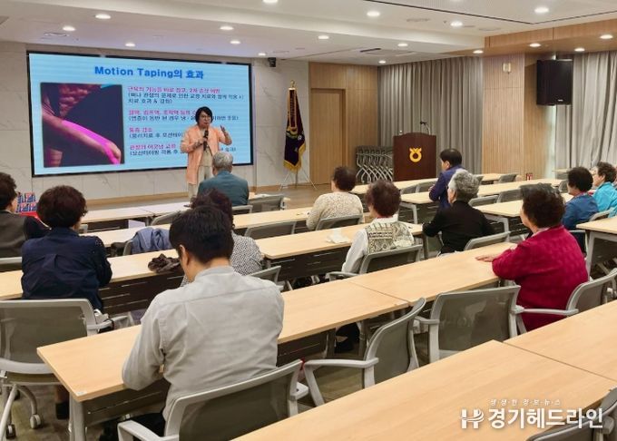 지난 17일 광명농협 대회의실에서 '내·오 기억캠퍼스' 인지건강 프로그램을 진행하고 있다.