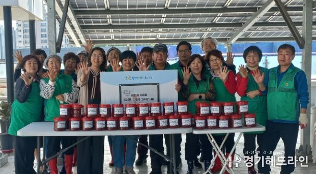 광명시 광명5동 새마을지도자협의회·부녀회는 지난 20일 관내 어려운 어르신들을 돕기 위해 ‘고추장 나눔 행사’를 열었다.