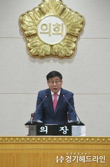 윤창철 의장이 제381회 임시회 제5차 본회의를 주재하고 있다.