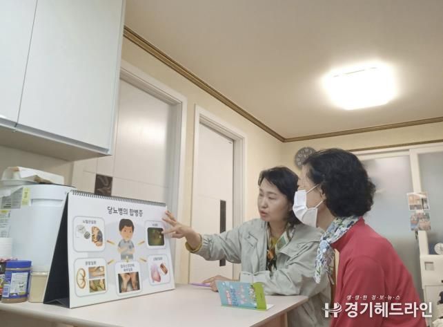 방문간호사가 개별 가정에 직접 방문하여 건강상담 및 개인별 보건교육을 하고 있다