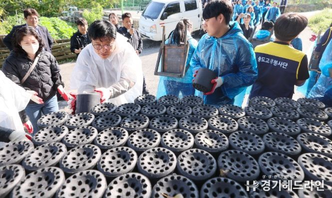 이웃에 온기를 전하는사랑더함 연탄봉사에 동행