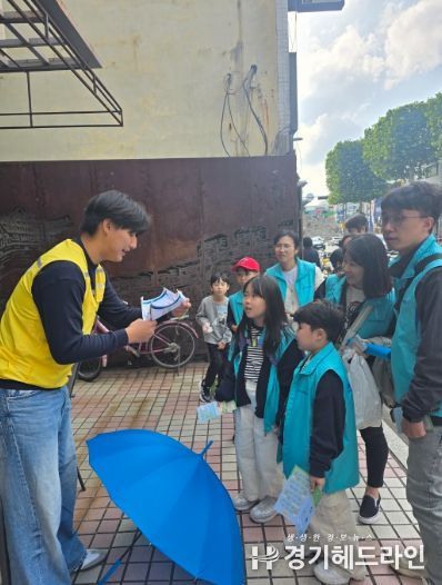 지난 25일 ‘수원화성 볼런투어’에 참여한 안성시가족봉사단이 김세환 집터 앞에서 자원봉사의 역사퀴즈를 듣고 있다.