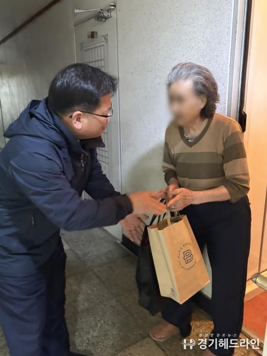 수원시 영통구 영통1동, 지역사회보장협의체 고독사 고위험가구에‘건강 간식’전달 및 안부확인 추진