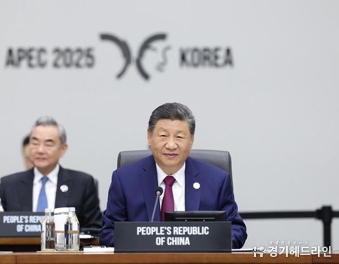 31일 오전 시진핑(習近平) 중국 국가주석은 '제32차 아시아태평양경제협력체(APEC) 경제체 지도자회의' 제1세션 회의에 참석해 '보혜·포용의 개방형 아시아태평양 경제를 공동 건설하자'는 제목의 중요 연설을 했다. (사진/신화통신)