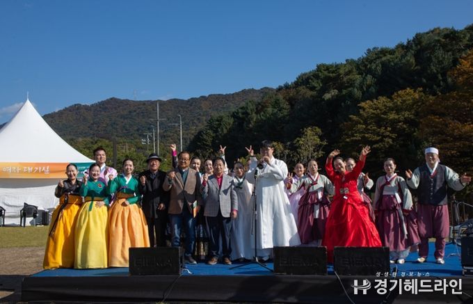 주광덕 시장과 예술인들이 기념사진을 찍고 있다