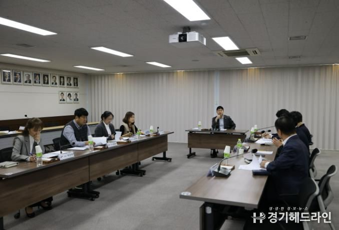 안산시의회 최찬규 의원이 실무부서의 의견을 청취하고 있다.