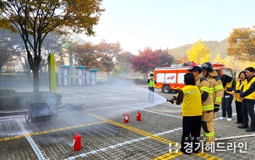 인천어린이과학관은 4일 인천계양소방서 장기 119안전센터 소속 소방관과 자위소방대원 약 40명이 참여한 가운데 합동 소방훈련을 실시했다.