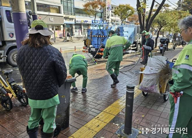 수원시 팔달구 우만2동, 아주대 일대 인도 물청소 실시