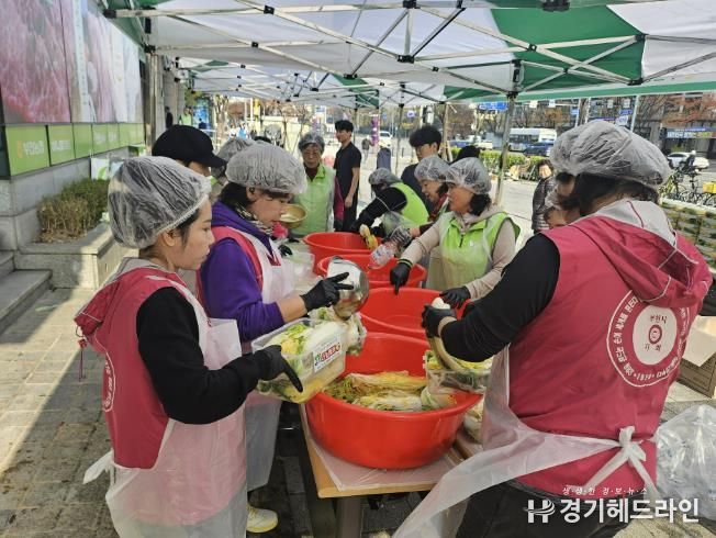 지난 13일 부천농협, 농협 부천시지부에서 독거노인 위한 백김치 257박스를 전달했다.