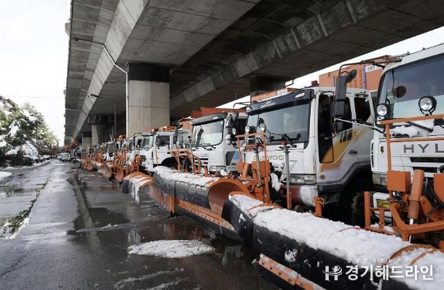 성남 수정구 수질복원센터 하적장에 대기 중인 제설 차량들