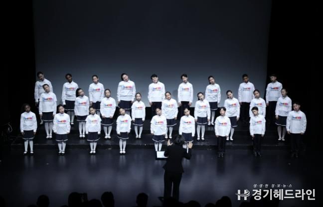 안산시 세계소년소녀합창단이 15일 소극장 보노마루에서 열린 ‘제15회 정기연주회’ 무대에서 합창을 하고 있다.