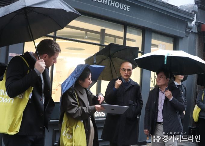 김병수 시장이 런던의 대표적 문화예술거리인 소호거리를 찾아 도시재생 성공 비결과 특징을 살피고 있다.