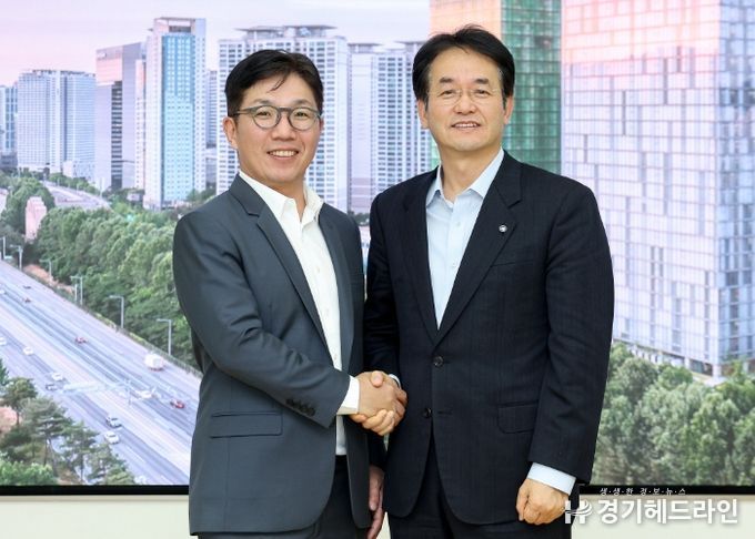 (오른쪽)이동환 고양특례시장과 김유원 네이버클라우드 대표이사