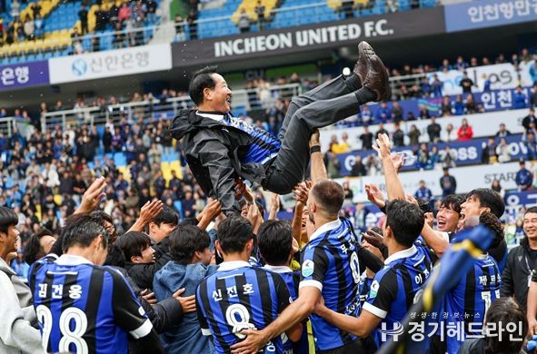 유정복 인천광역시장이 K리그2 우승을 확정지은 2025년 10월 26일