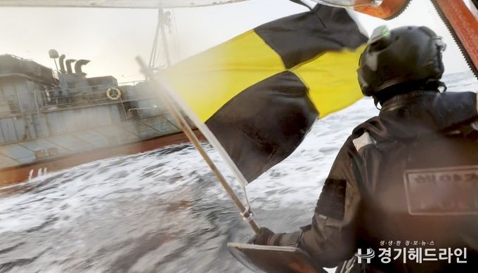 도주중인 불법 외국어선에 정선명령을 하는 해양경찰