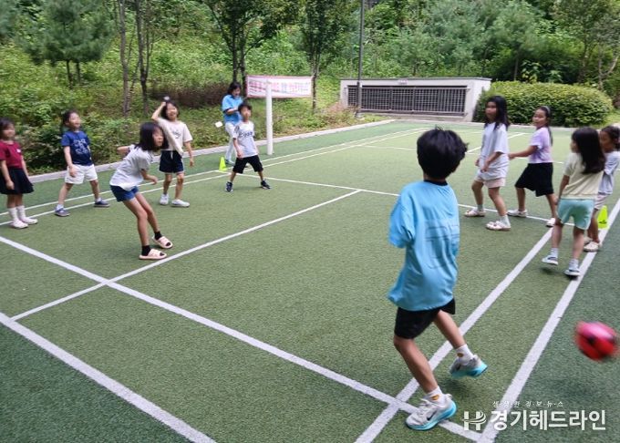 ‘건강한 돌봄놀이터’에 참여해 신체 활동 중인 어린이들