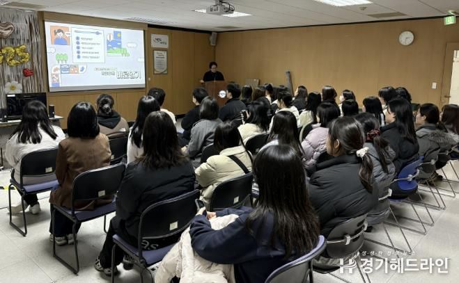 안산시 청년인턴사업 참여자들이 27일 국민연금공단 안산지사에서 하반기 기업탐방 프로그램을 진행하고 있다.