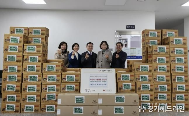 홍원표 목사를 비롯한 숲과나무교회 성도들이 인창동 행정복지센터에서 컵라면 전달식을 진행하고 있다.