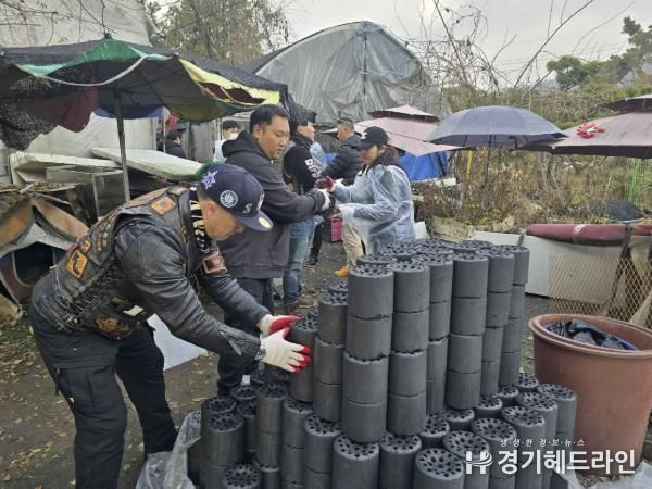 할리데이비슨 투어클럽 로드엔젤스 동호회 회원들이 연탄을 나르고 있다.
