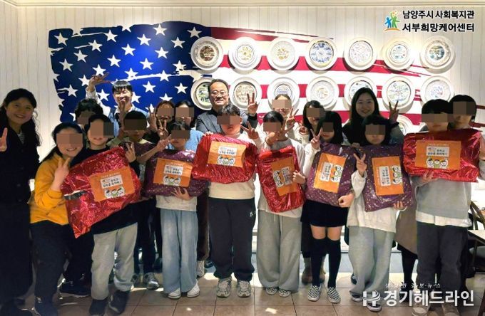 월드비전 사업 참여아동 및 보호자와 함께 연말파티 진행 단체사진 (아동 개인별 중학교 입학 선물 제공)