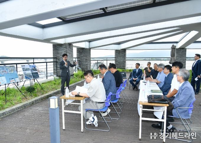 김포시는 해양하천과로 조직을 정비하고 대명항 활성화 TF를 운영하는 한편, 현장평가에 김병수 시장이 직접 나서 브리핑하는 등 꾸준한 노력으로 대명항 국가어항 예비대상항 지정 결실을 이뤘다. 국가어항 신규지정 예비대상항 해양수산부 현장심사사진