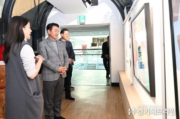김동근 시장이 12월 4일 본관‧제1별관 연결통로에 마련된 ‘시민갤러리’ 전시 현장을 둘러보고 있다.