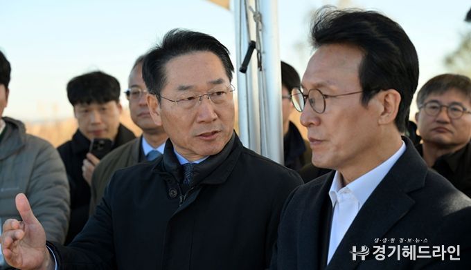 유정복 시장이 지난 11월 21일 수도권매립지에서 김민석 국무총리와 매립 현황과 매립장 사용종료에 따른 활용방안을 점검하고 있다.