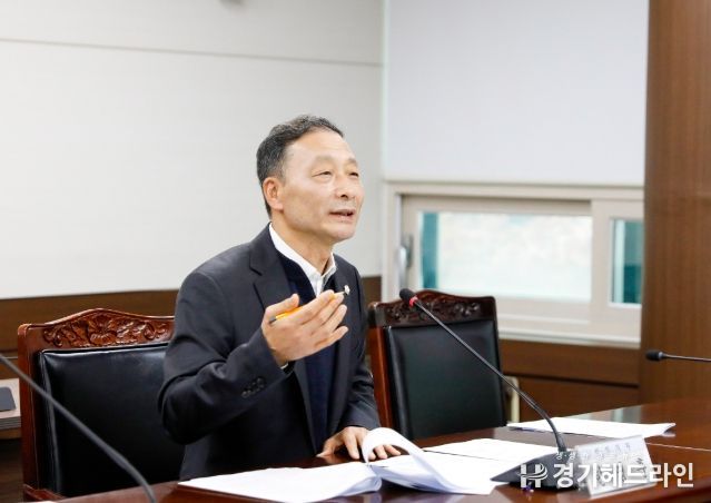 한명훈 의원이 지난달 25일 제300회 제2차 정례회 도시환경위원회에서 자신이 대표 발의한‘안산시 가로등 및 보안등 설치·관리 조례안’에 대해 설명하고 있다.