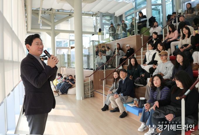 이상일 용인특례시장이 7일 SERI PAK with 용인에서 열린 박세리 전 감독의 토크콘서트에 참석해 인사말을 하고 있다.