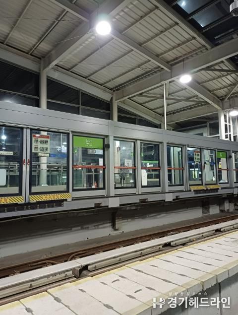 용인특례시는 용인경전철 이용객의 안전을 위해 승강장 안전문 가동문 이탈방지 가이드 슈 보강공사를 마쳤다.