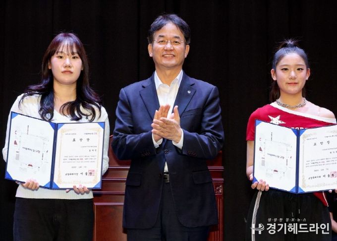 이동환 고양시장과 모범 청소년 치어리더 표창장 수상 기념촬영
