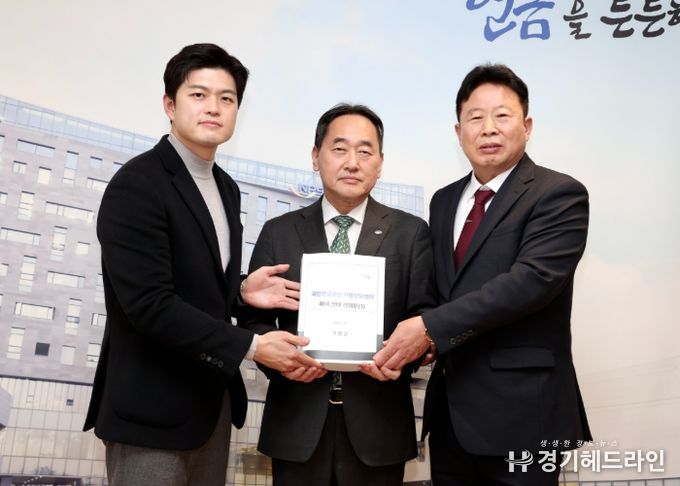 서태원 가평군수(사진 맨 오른쪽)와 김용태 국회의원(사진 맨 왼쪽)이 8일 전북 전주에 위치한 국민연금공단 본사를 방문해 김태현 이사장에게 ‘국민연금공단의 가평상담센터 폐쇄 반대 건의문’을 직접 전달하고 있다.