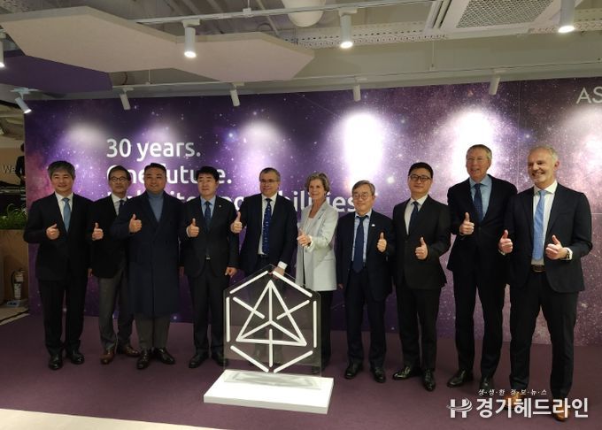 조승문 화성특례시 제2부시장이 히쳄 엠사드 ASM CEO, 이영석 ASM 코리아 대표 등 주요 내빈들과 기념촬영을 하고 있다