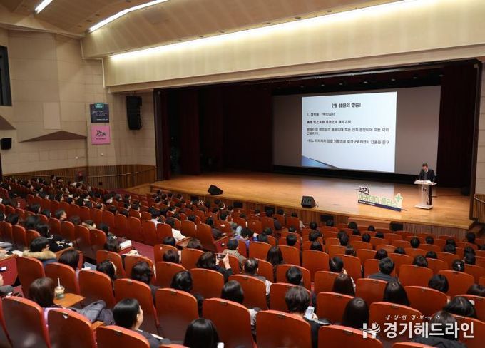 문형배 전 헌법재판관이 시청 어울마당에서 강연하고 있다.