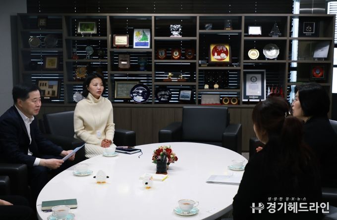 인천항만공사 이경규 사장이 한국백혈병소아암협회 경인지회 이주영 사무국장과 기부 관련 논의를 하고 있다