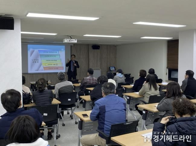 자립역량강화교육 수강 중인 자활참여자들