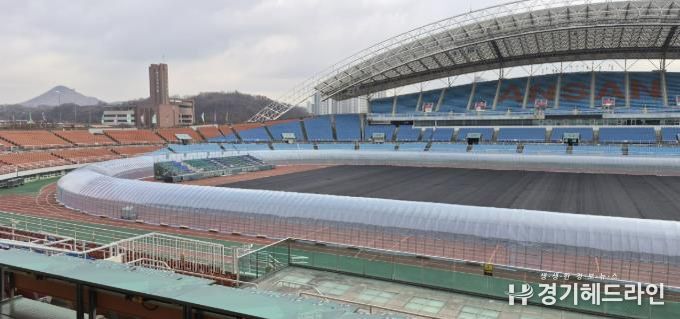 안산 와~스타디움 트랙 비닐하우스 설치 전경. (사진=안산도시공사 제공)
